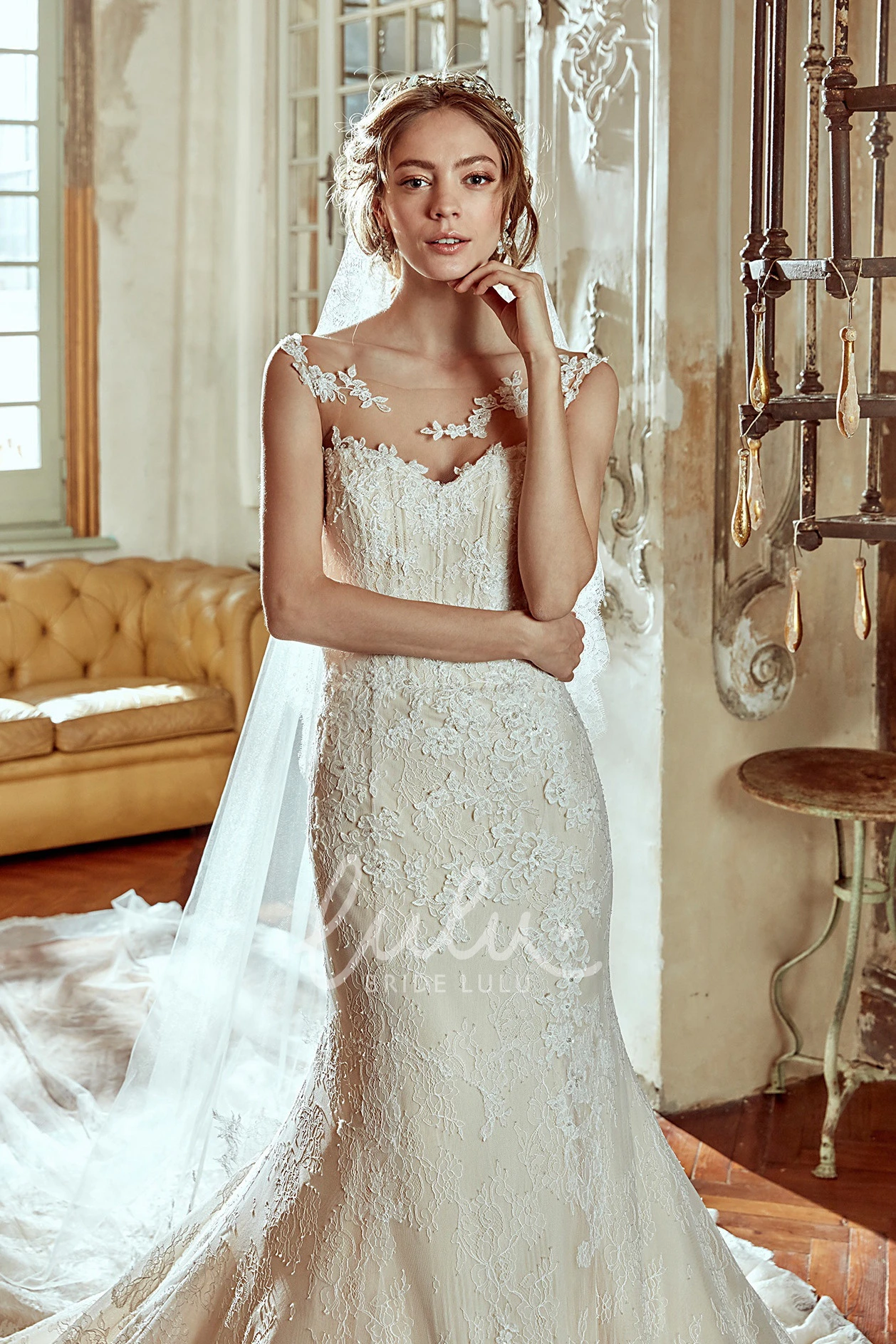 Lace Cap-Sleeve Wedding Dress with Scalloped Train and Appliques Elegant Wedding Dress 2025 Women