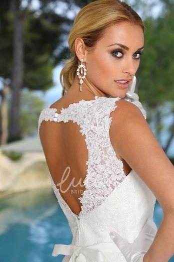 Sleeveless Lace Sheath Wedding Dress with Scoop Neck and Appliques