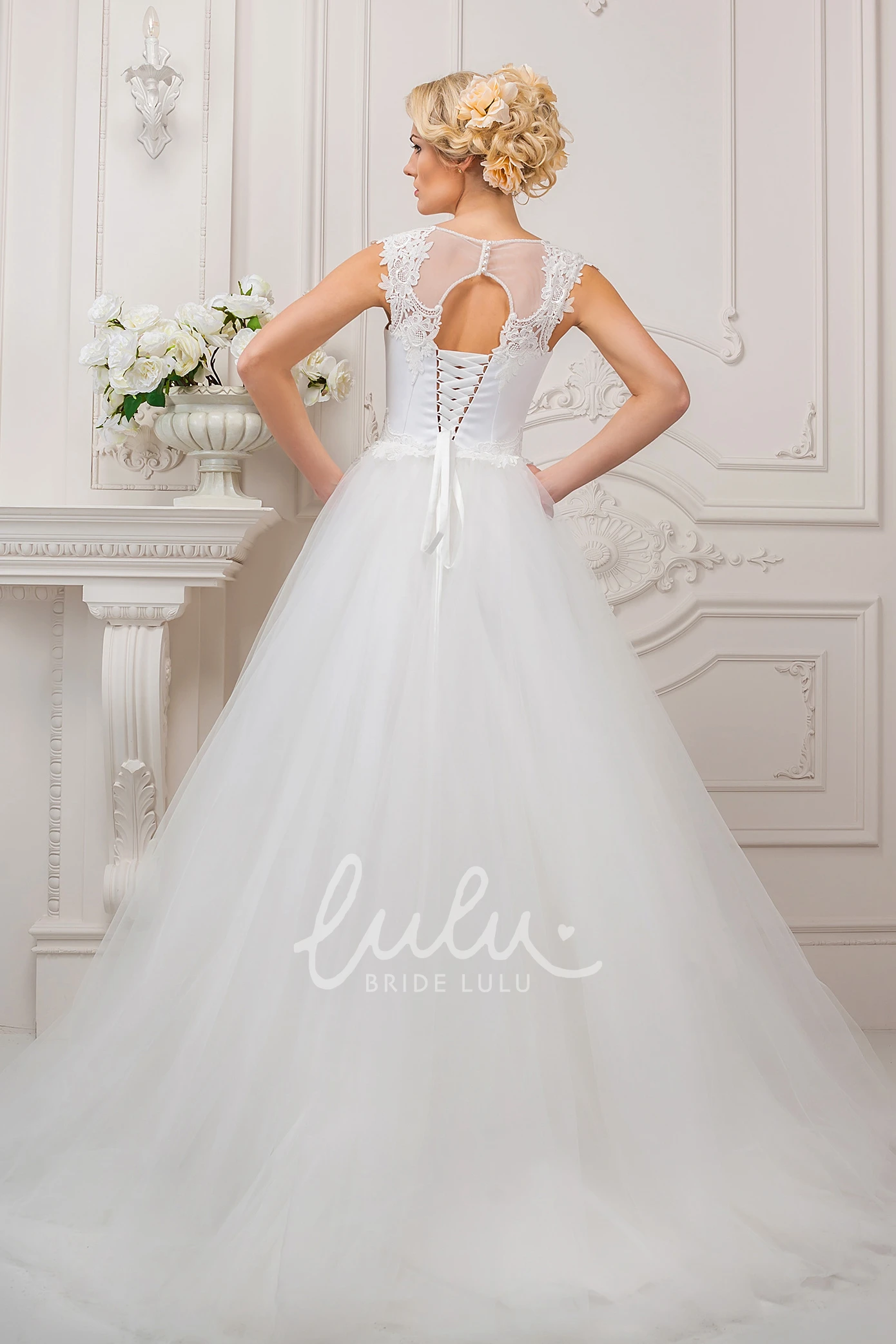 Appliqued Tulle Ball Gown Wedding Dress Sleeveless Jewel-Neck Floor-Length Bridal Gown
