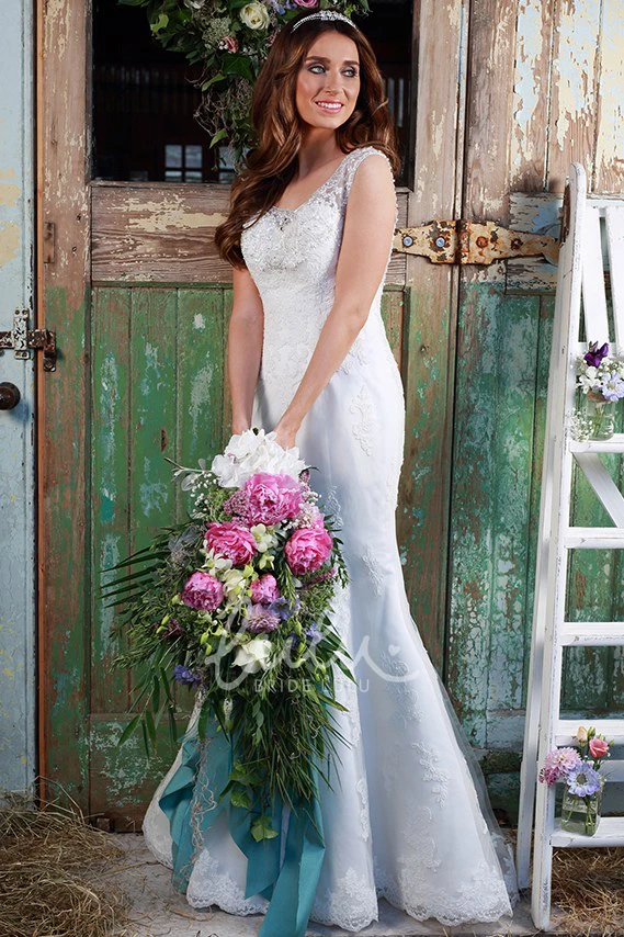 Floor-Length V-Neck Sleeveless Lace Wedding Dress With Appliques Unique Bridal Gown for Women