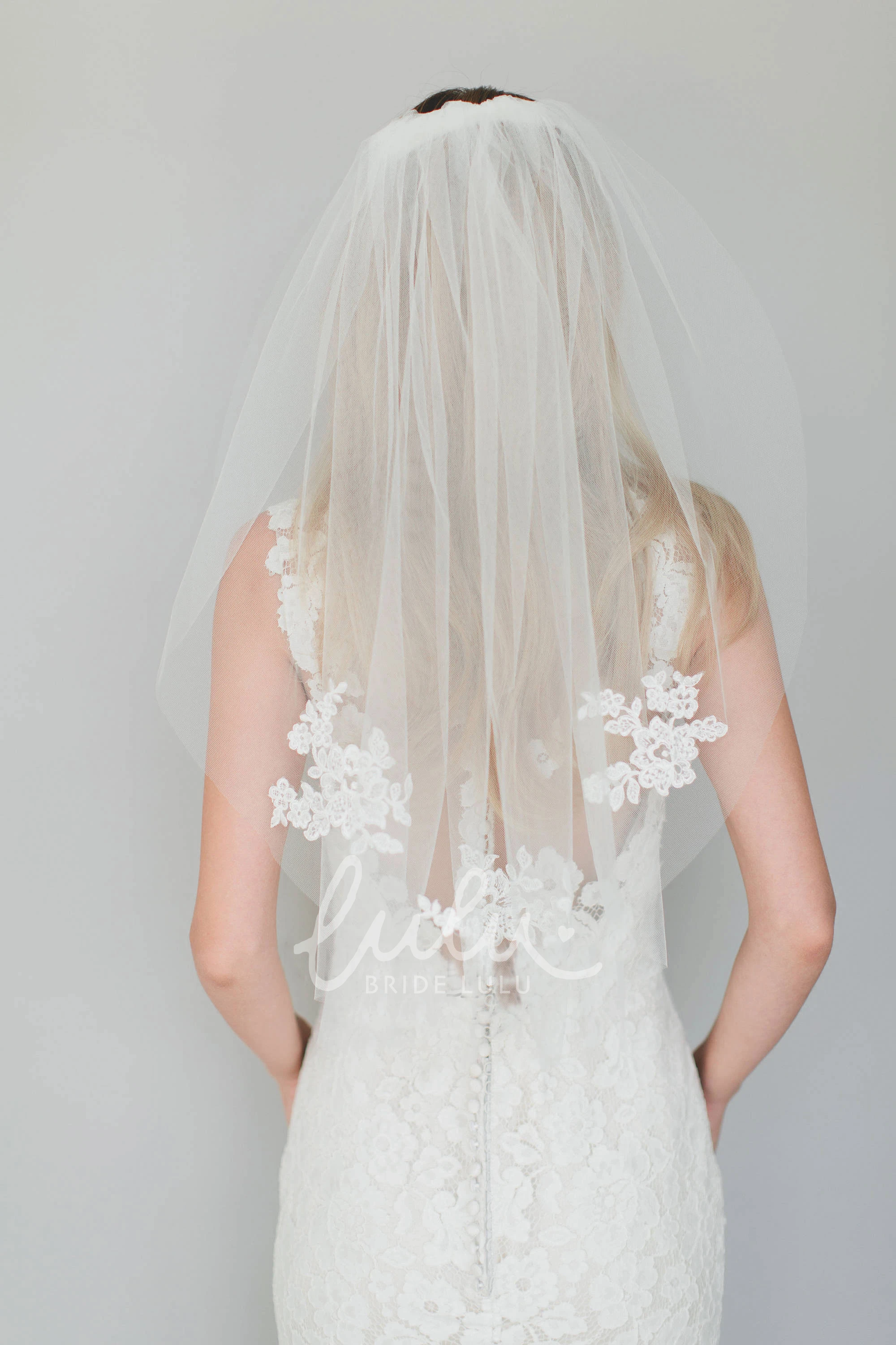 Short Soft Tulle Bridal Veil with Single Layer Wedding Dress