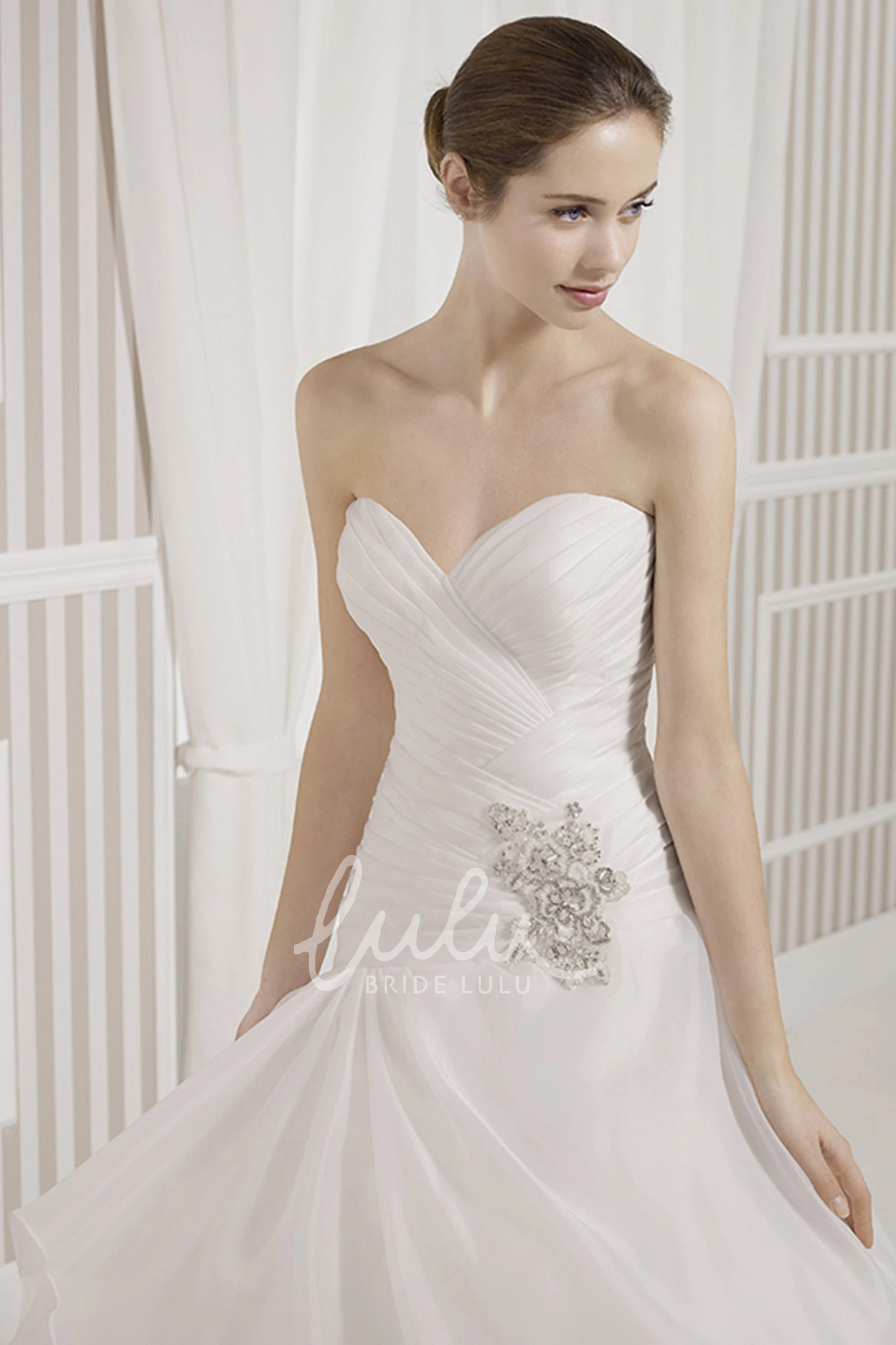 Long Tiered Tulle Ball Gown Wedding Dress with Sweetheart Neckline Classic Bridal Gown