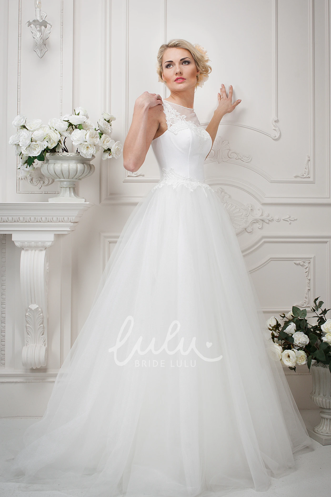 Appliqued Tulle Ball Gown Wedding Dress Sleeveless Jewel-Neck Floor-Length Bridal Gown
