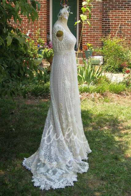 Vintage Cap-Sleeve Deep-V-Neck Lace Wedding Dress with Flower and Sweep Train