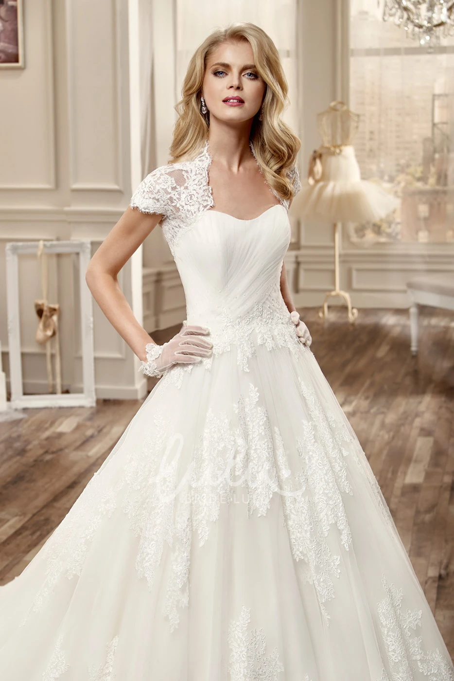 T-Shirt Sleeve Brush Train Lace-Applique Wedding Dress