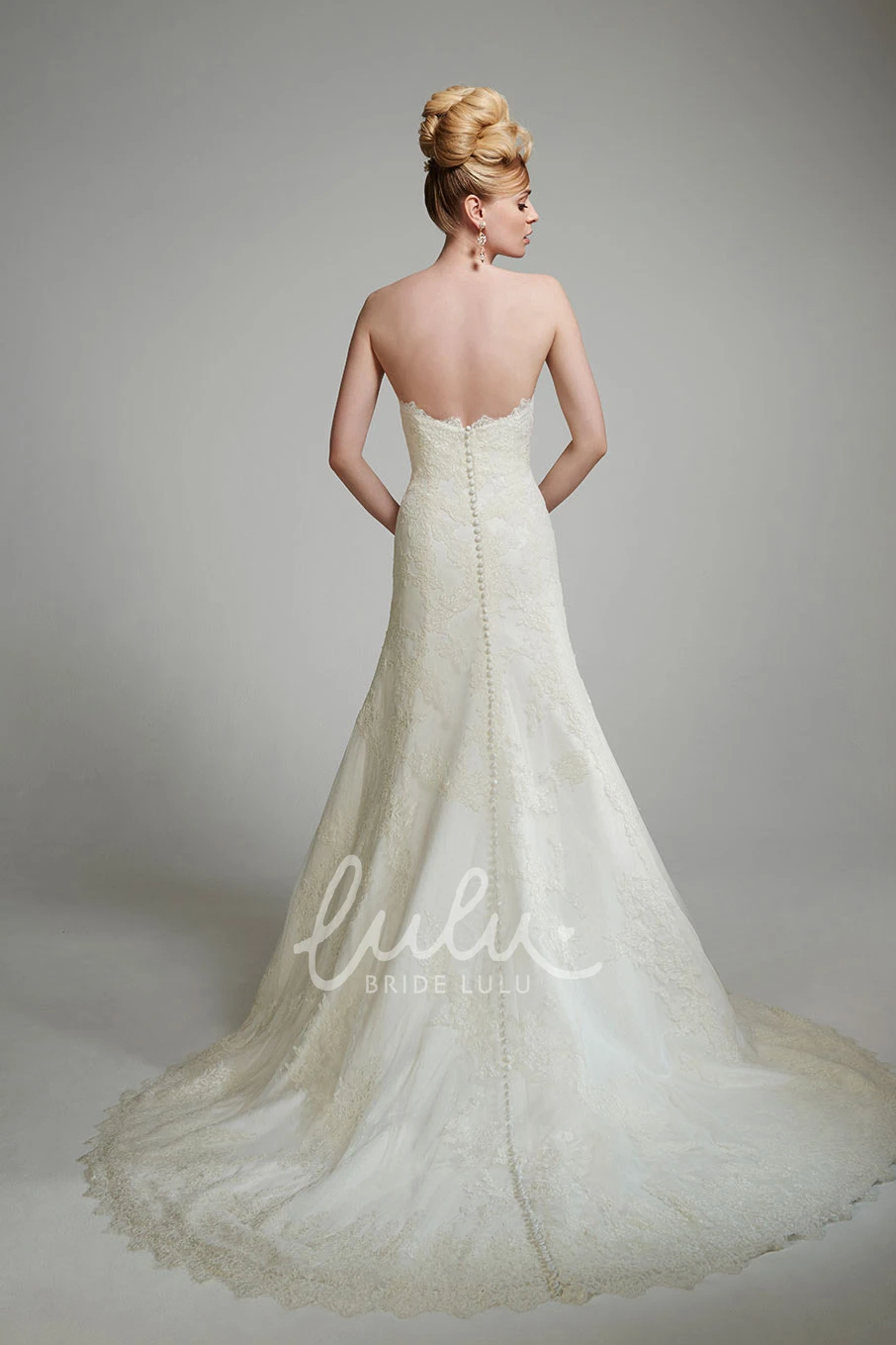 Long Lace A-Line Wedding Dress Sweetheart Appliques Deep-V Back