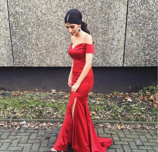 Off-Shoulder Mermaid Prom Dress with Front Split in Modern Style