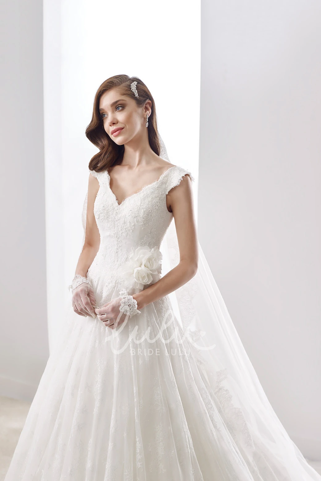 Floral V-Neck A-line Wedding Dress with Cap Sleeves and V Back Elegant Wedding Dress 2025 Women's Flowy