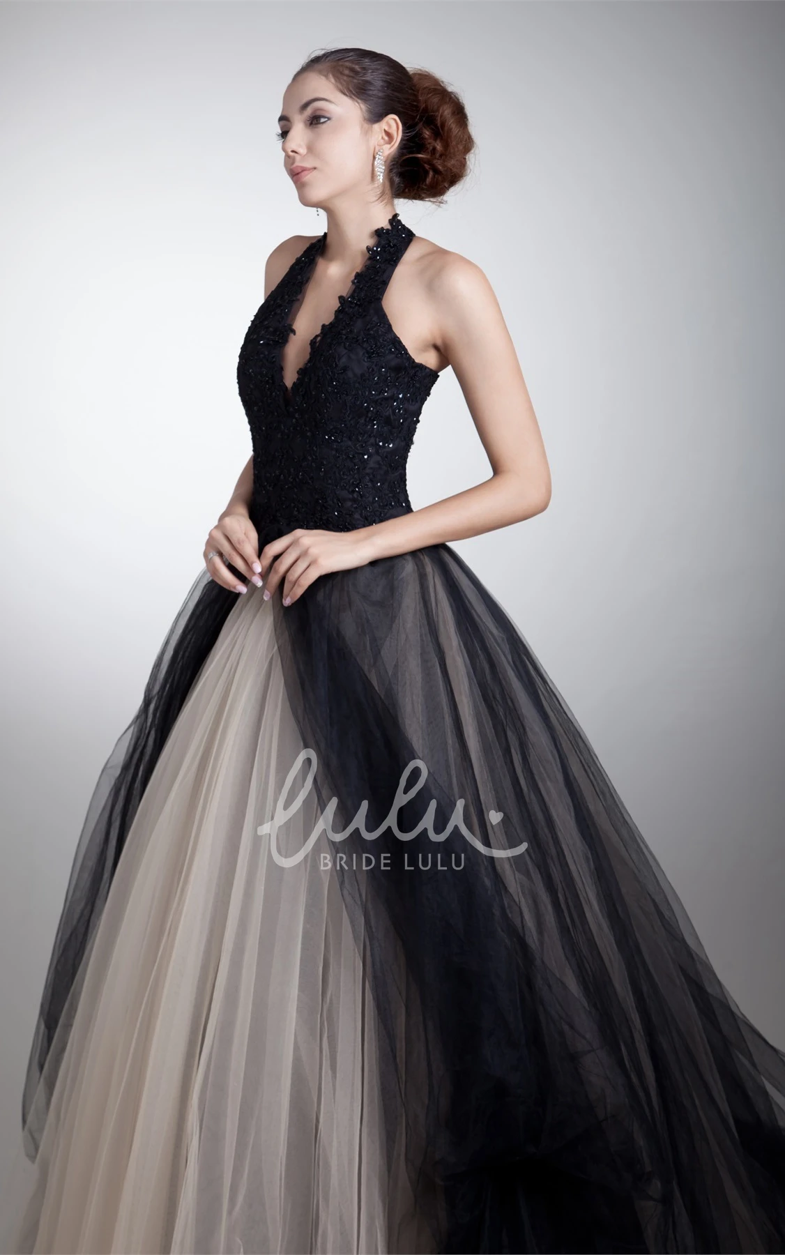 Halter Sleeveless Ball Gown Tulle Wedding Dress with Appliques Plunged Tulle Ball Gown Wedding Dress with Halter Neckline and Appliques