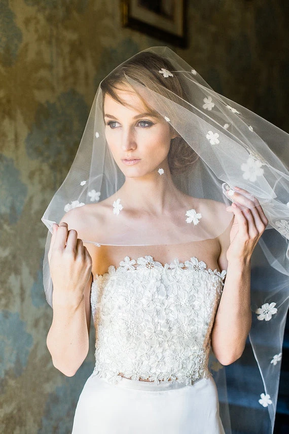 Sweet Flower Petals Short Veil for Wedding Dress