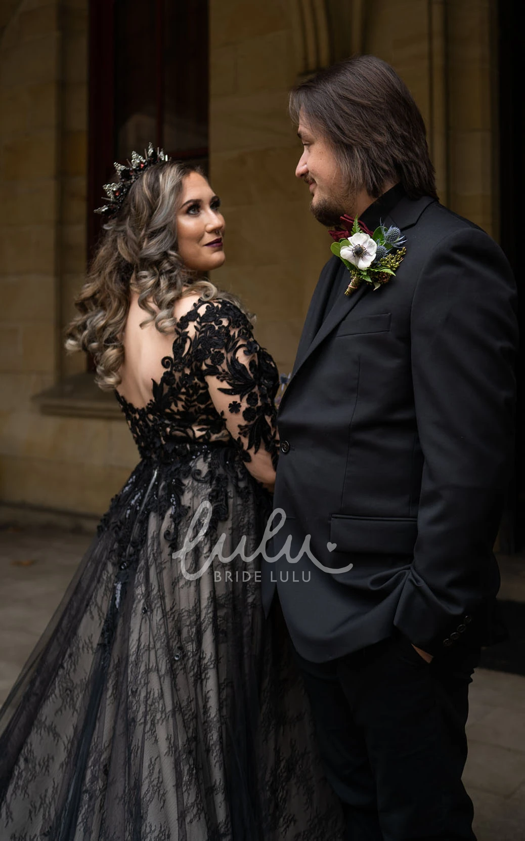 Modest A-Line Tulle Wedding Dress V-Neck with Appliques Country Style