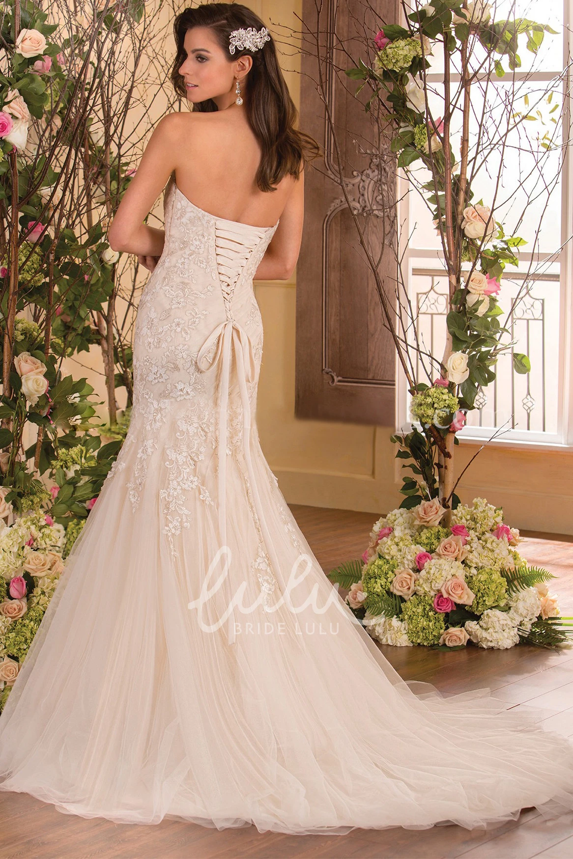 Mermaid Wedding Dress with Sweetheart Neckline Bow Tie and Appliques