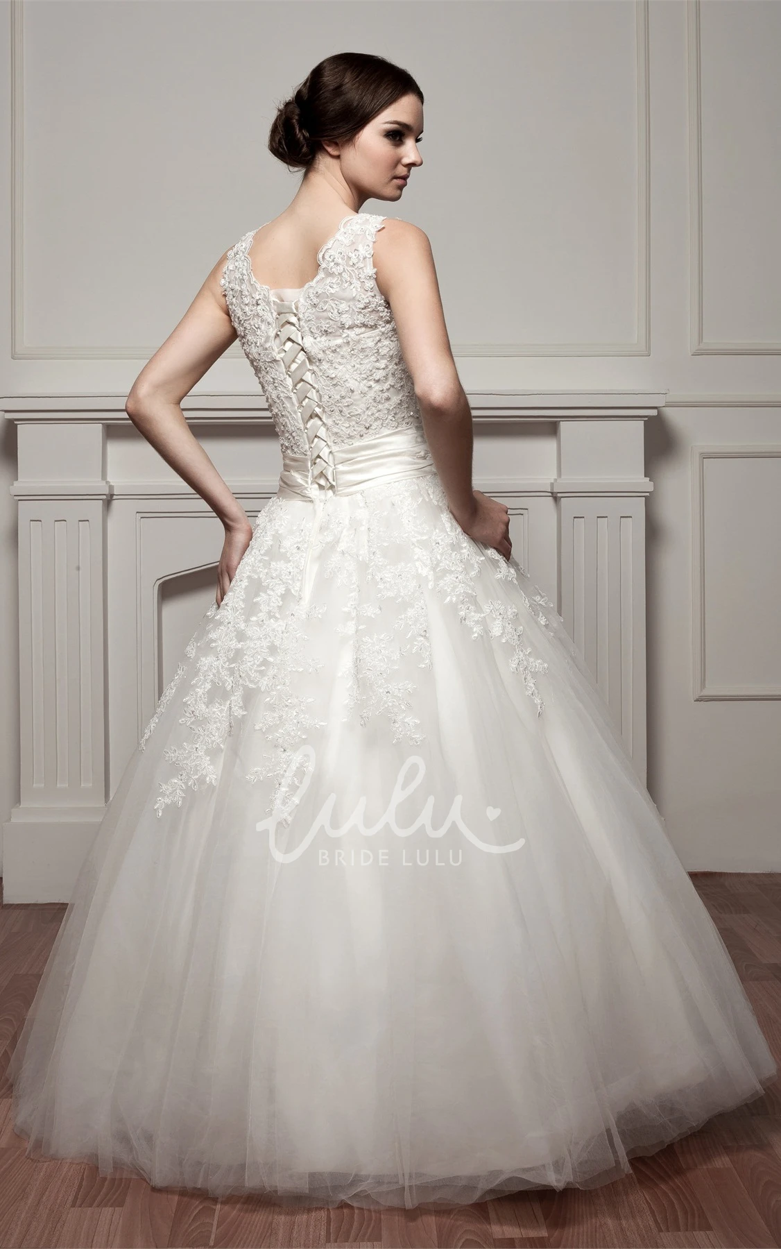 Lace Tulle Ball Gown Wedding Dress with Appliques Sleeveless Bateau-Neck