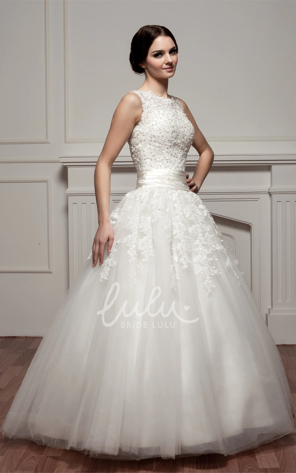 Lace Tulle Ball Gown Wedding Dress with Appliques Sleeveless Bateau-Neck