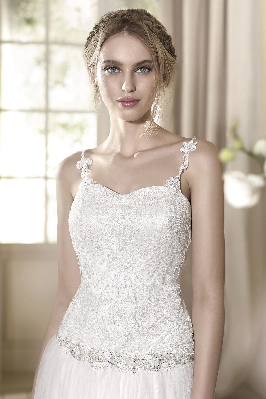 A-Line Sleeveless Tulle Wedding Dress with Appliques and Waist Jewelry