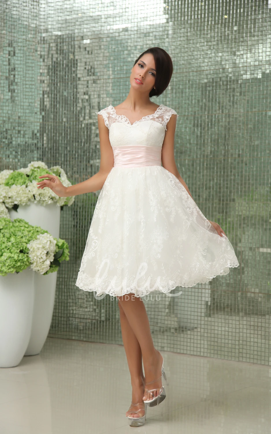 Sweetheart Sleeveless Exquisite Gown with Lace Applique Casual Bridal Dress
