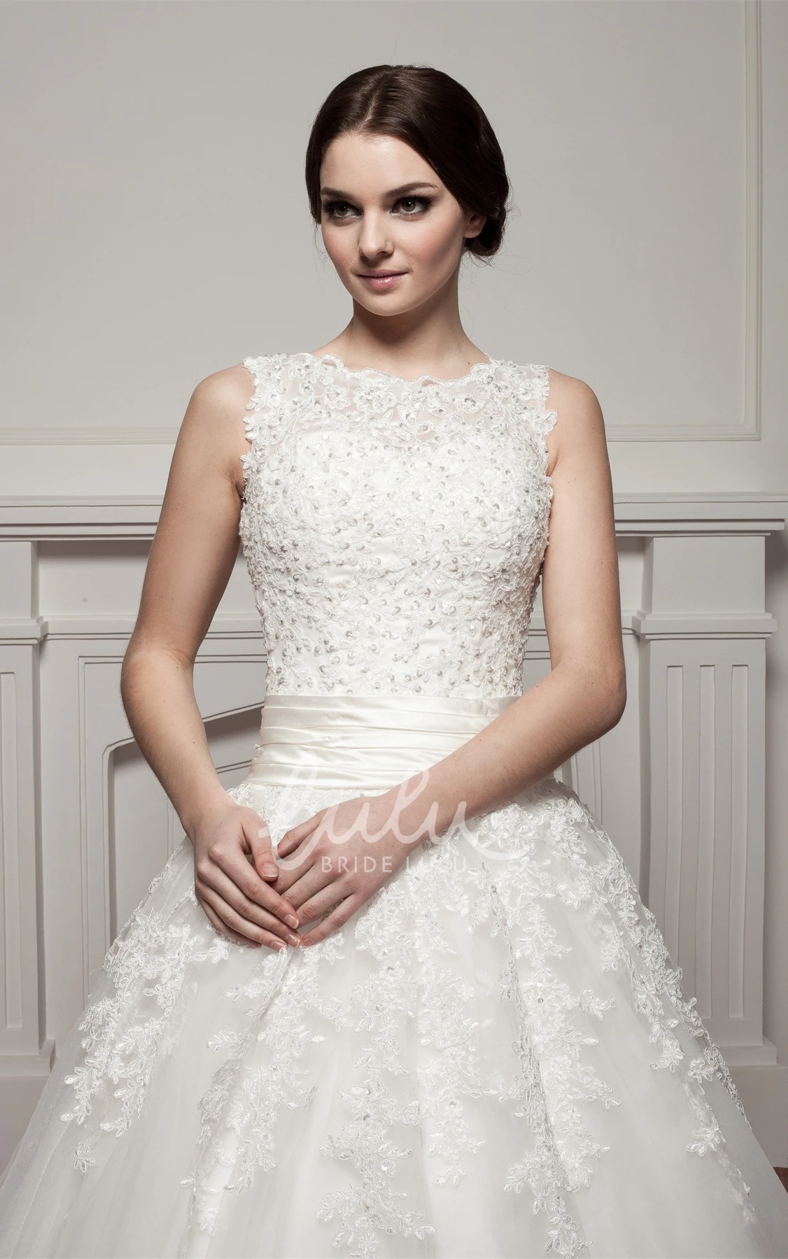 Lace Tulle Ball Gown Wedding Dress with Appliques Sleeveless Bateau-Neck