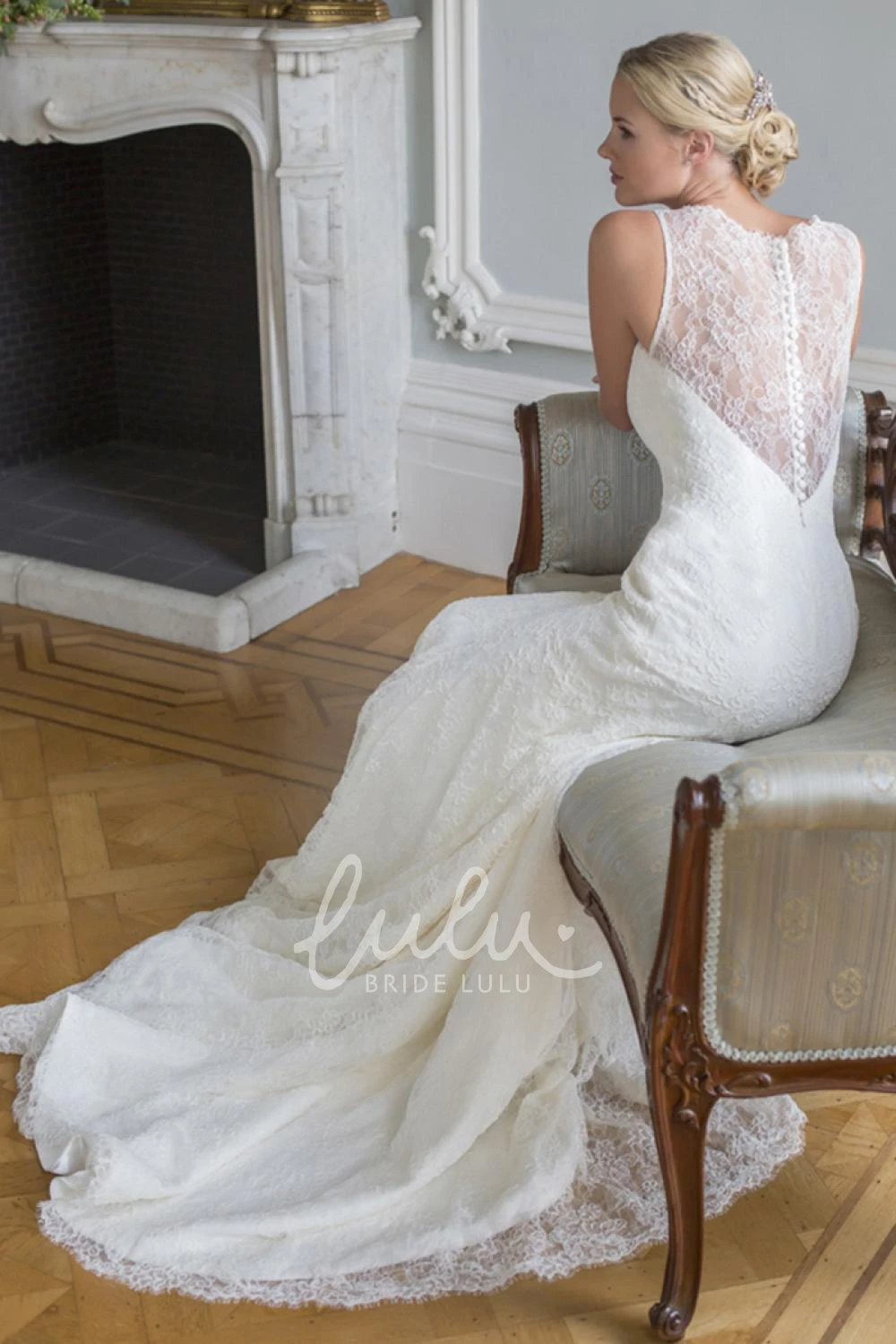 Lace Illusion Sleeveless Wedding Dress with Scoop Neck Elegant Bridal Gown