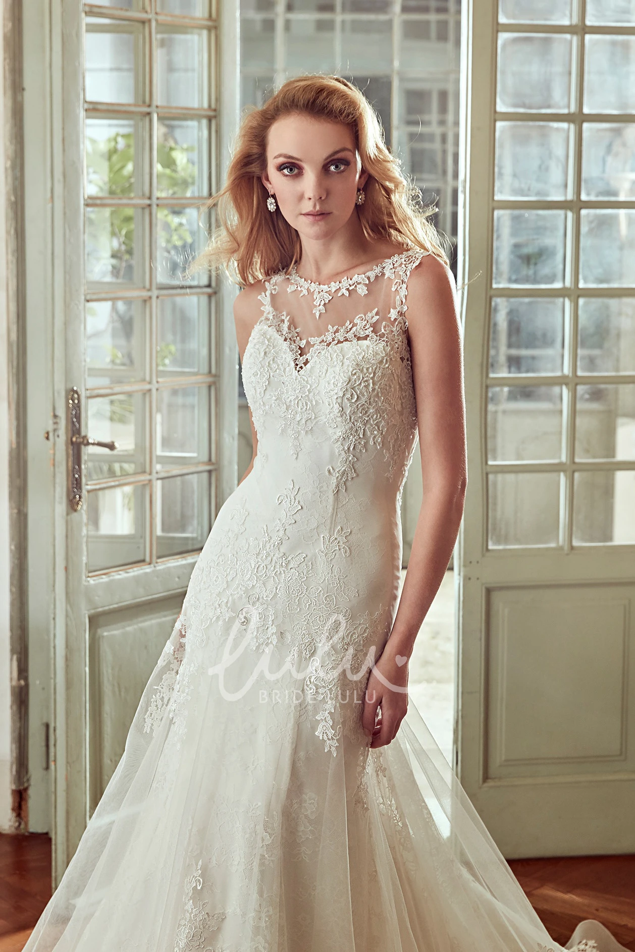 Illusive Back Lace Applique Wedding Dress with Jewel-Neck Modern Wedding Dress for Women