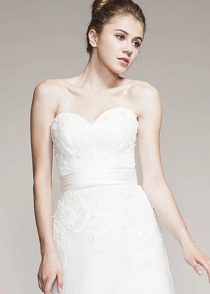 Lace A-Line Sweetheart Wedding Dress with Sleeveless Design