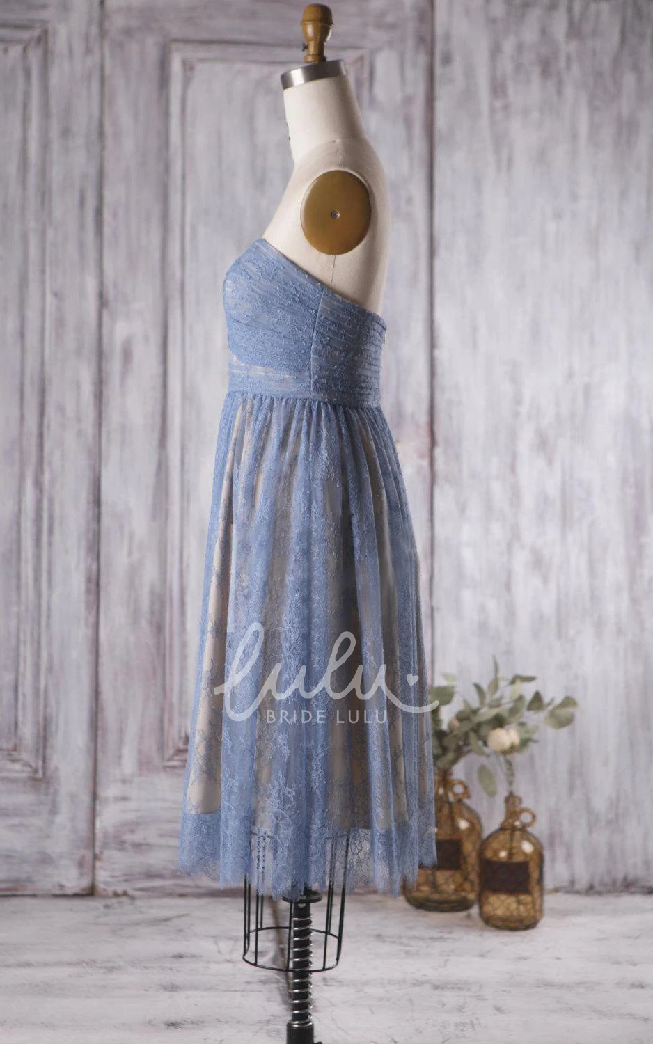 Knee Length Lace Bridesmaid Dress with Sweetheart Backless Design