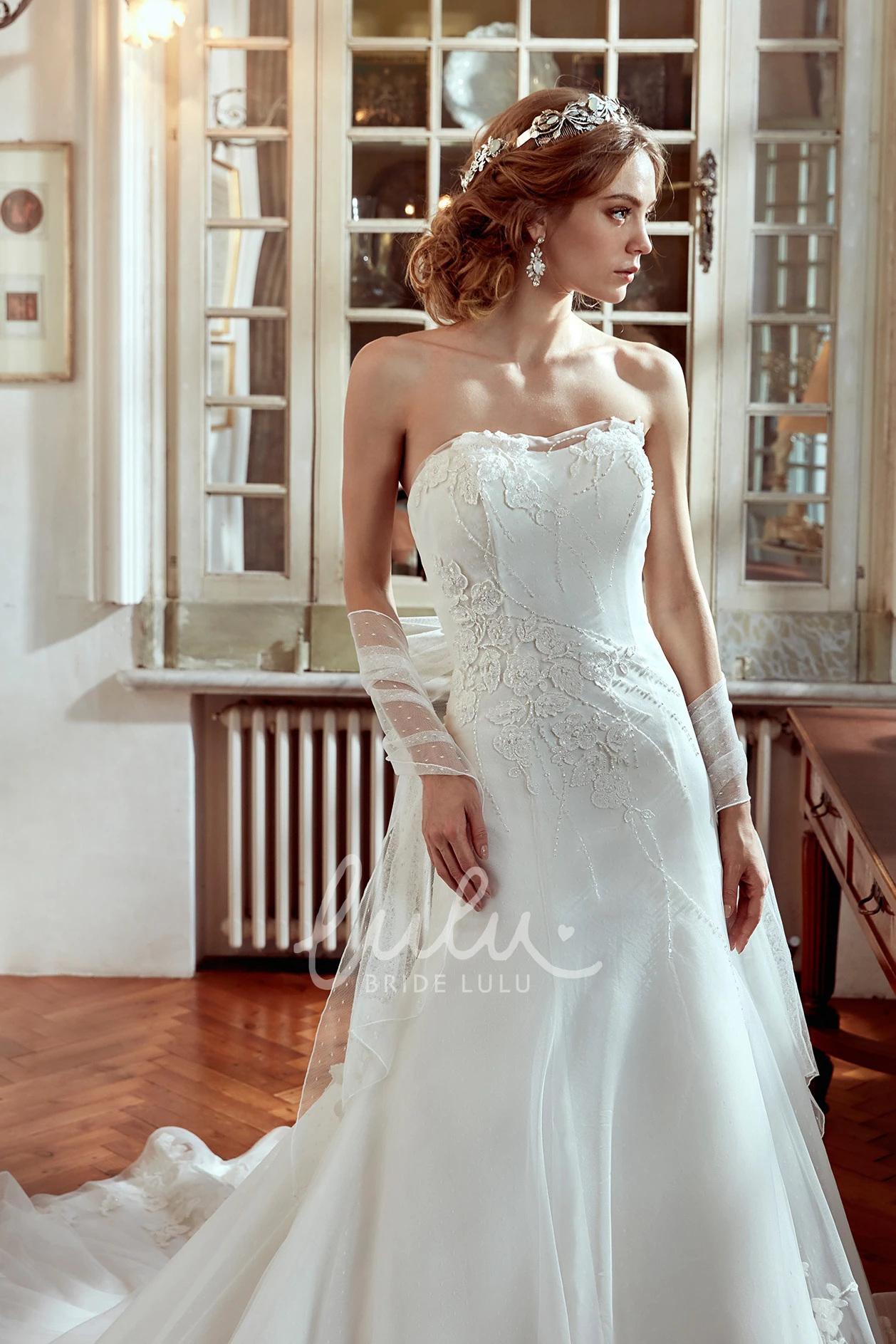 Beaded Applique Strapless Wedding Dress with Brush Train Elegant Bridal Gown