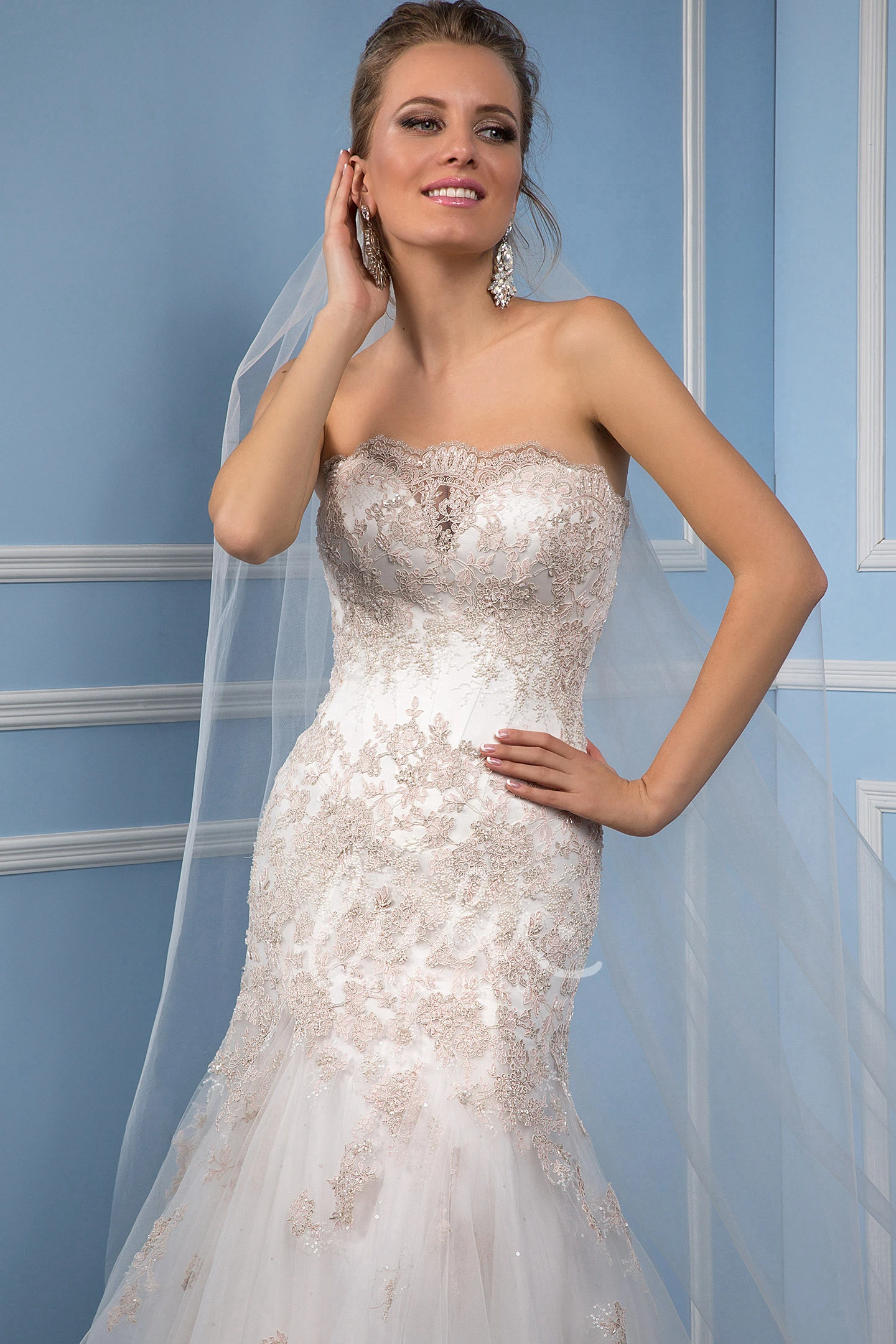 Sleeveless Mermaid Tulle Wedding Dress with Appliques and Ruffles Elegant Bridal Gown