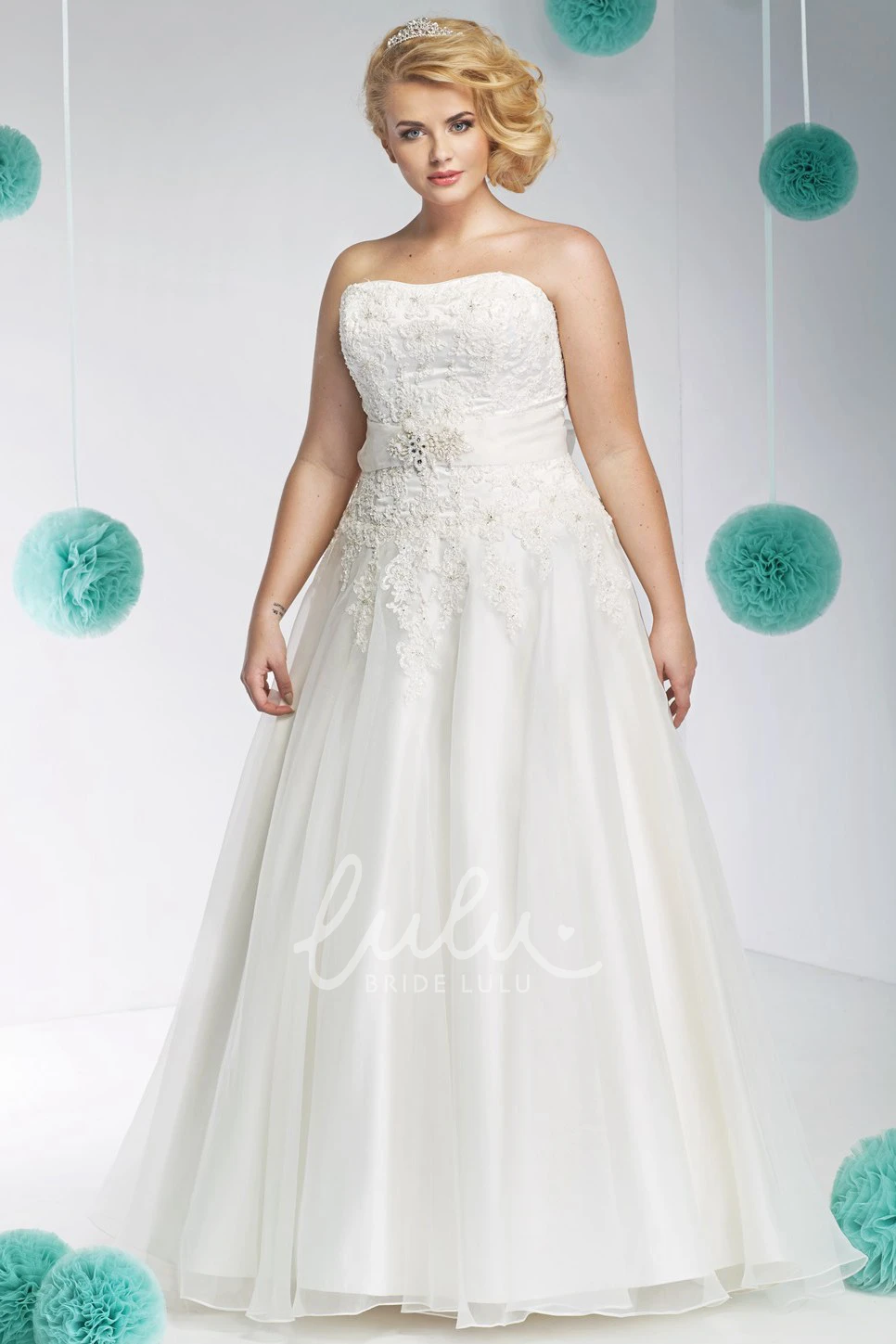 Organza&Satin Plus Size Wedding Dress with Waist Jewellery A-Line Strapless Sleeveless Maxi Appliqued