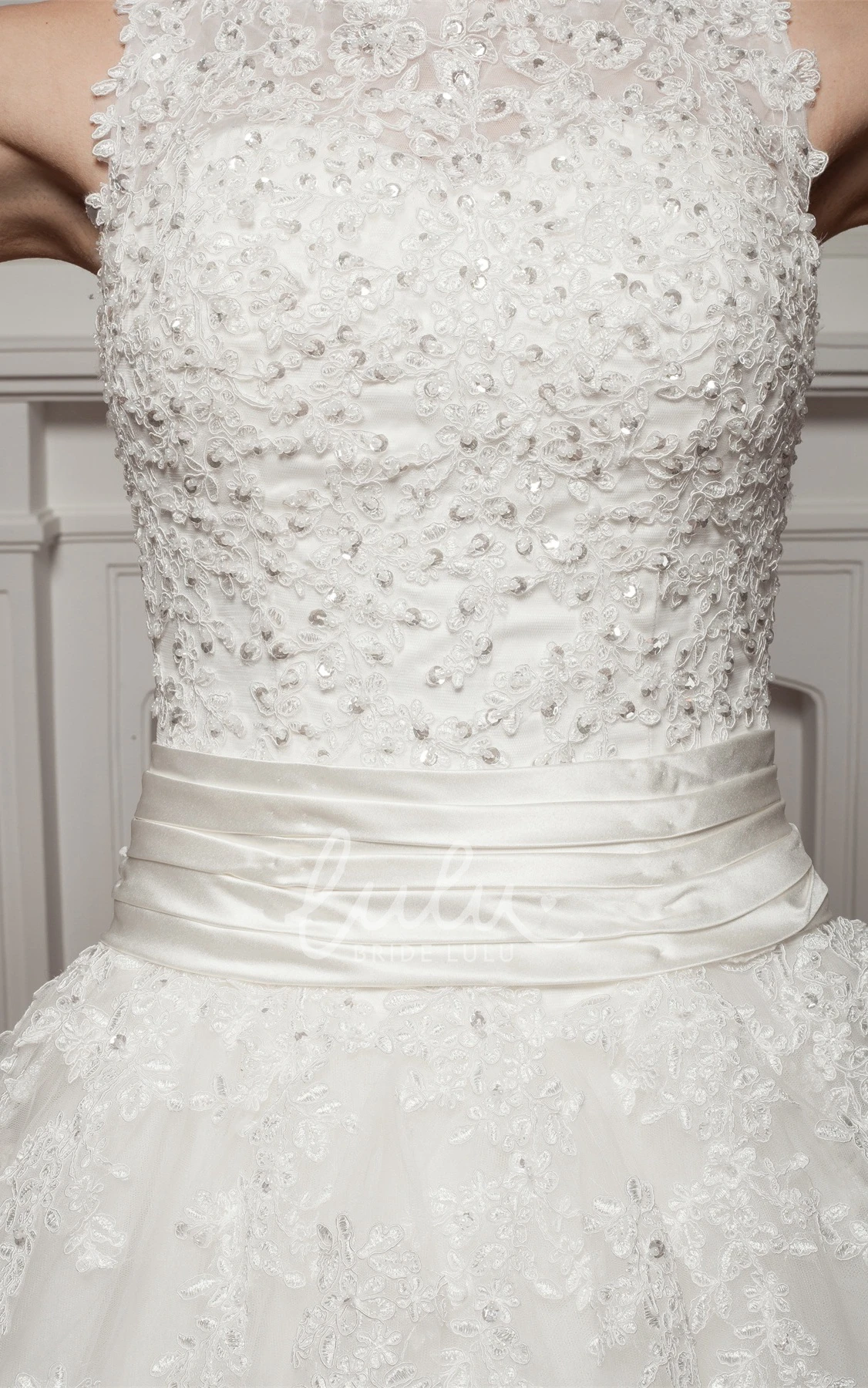 Lace Tulle Ball Gown Wedding Dress with Appliques Sleeveless Bateau-Neck