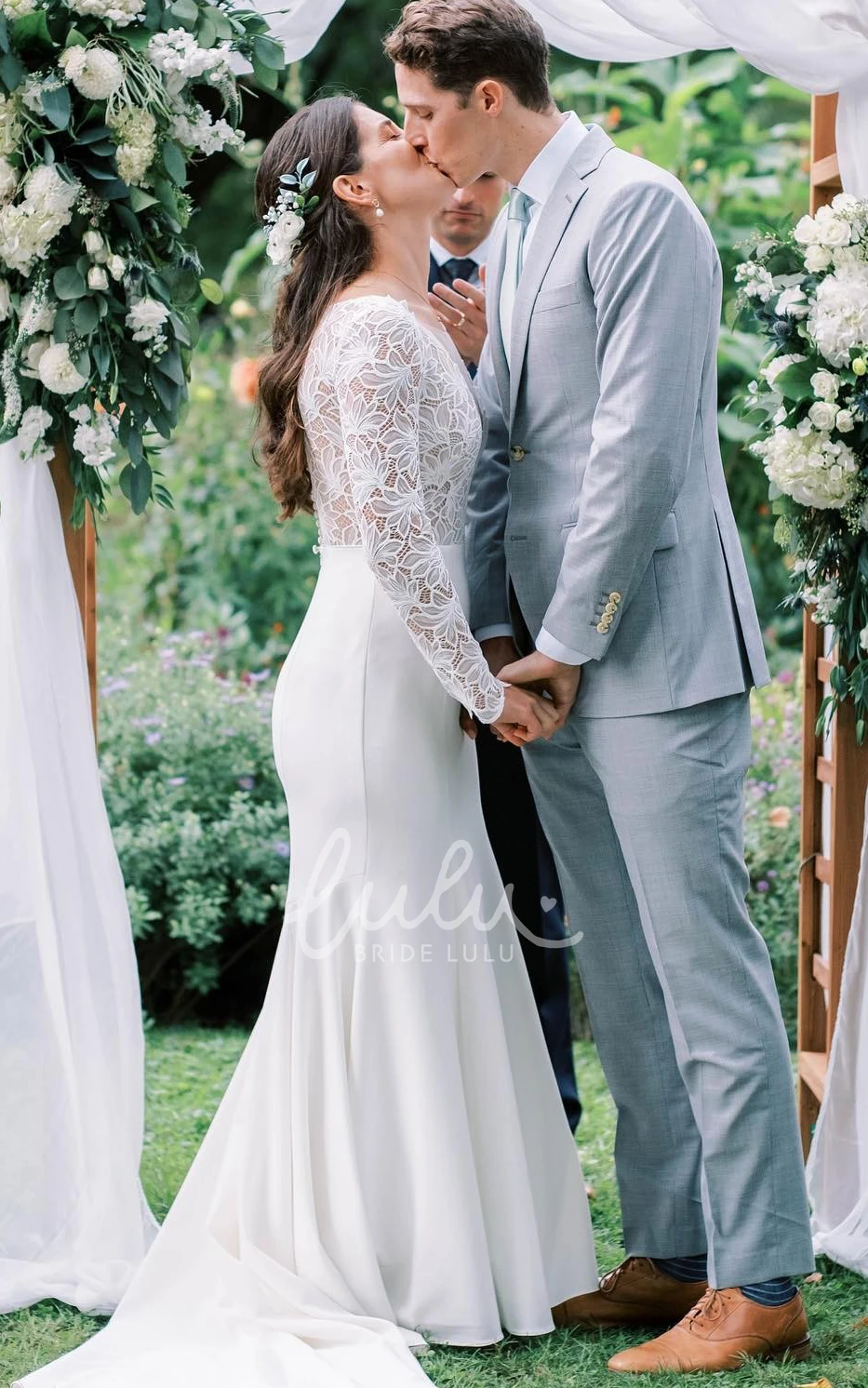 Casual Mermaid Country Rustic Wedding Dress Elegant V-neck Gown with Petal and Lace Appliques