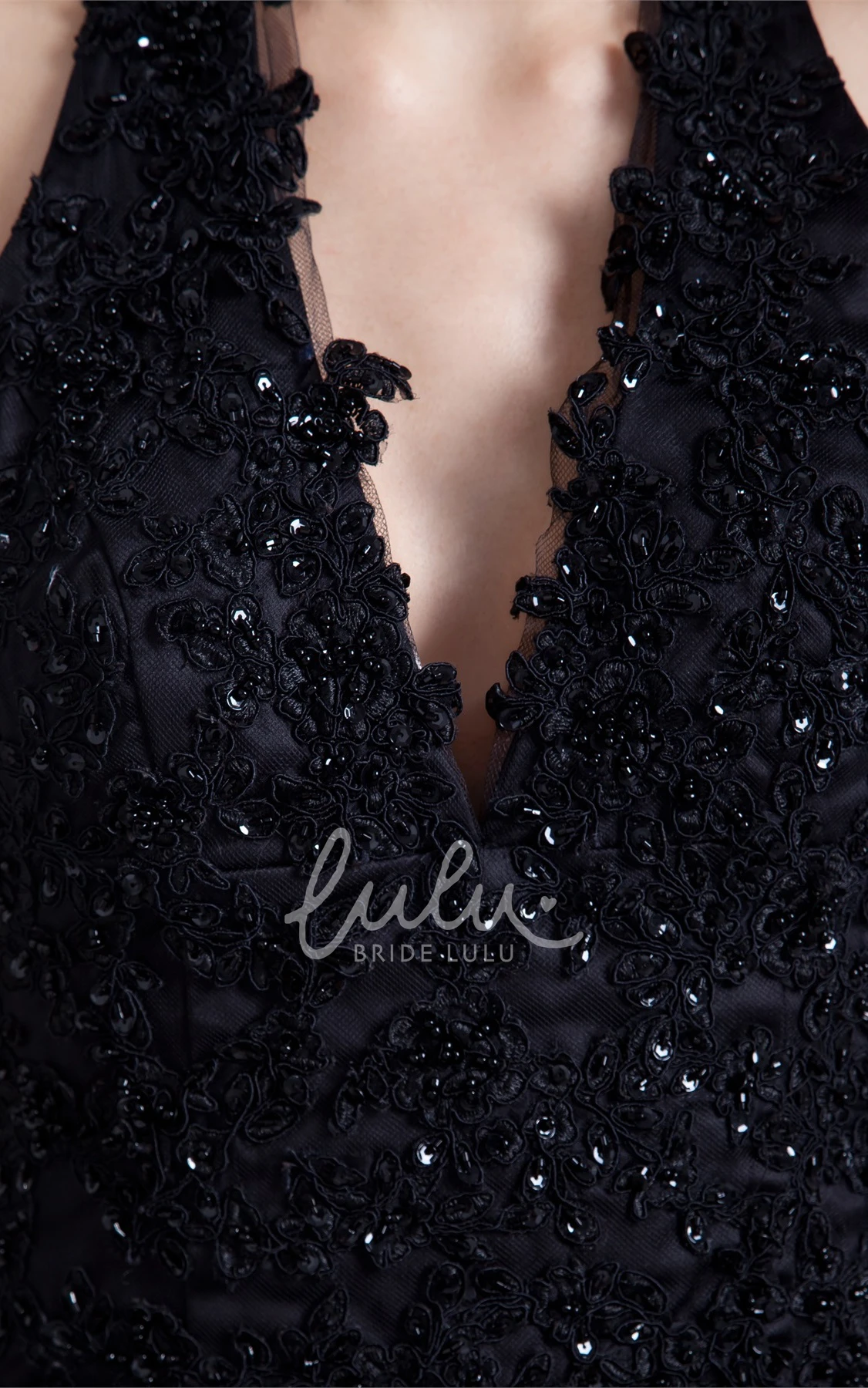 Halter Sleeveless Ball Gown Tulle Wedding Dress with Appliques Plunged Tulle Ball Gown Wedding Dress with Halter Neckline and Appliques