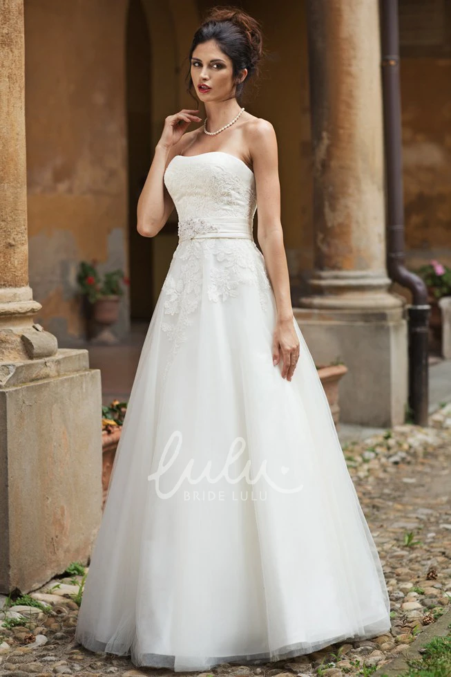 A-Line Tulle&Lace Strapless Wedding Dress with Waist Jewellery Sleeveless Maxi Appliqued
