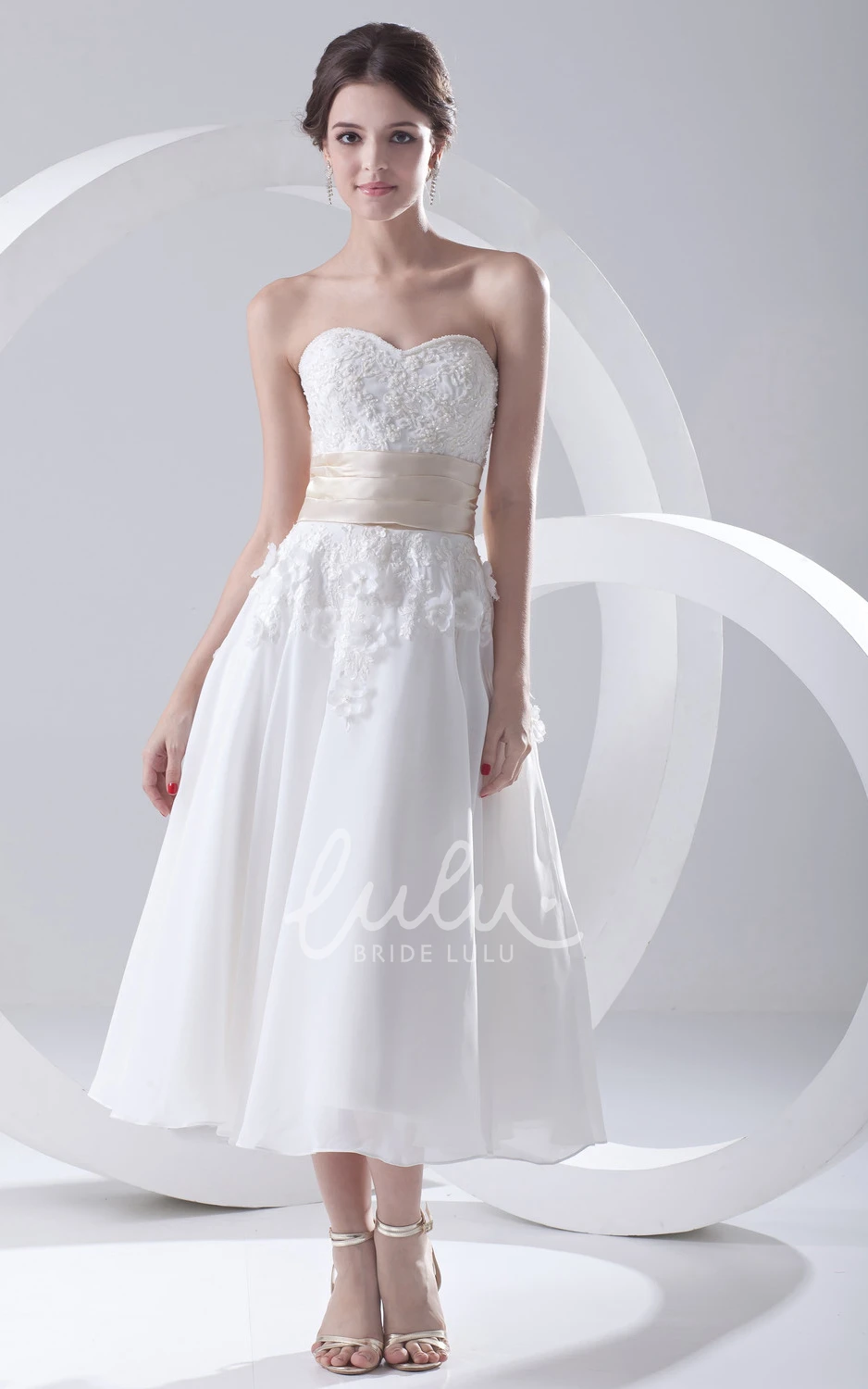 Sweetheart Tea-Length Wedding Dress with Sleeveless Design and Floral Accents