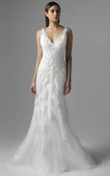 Sleeveless V-Neck Sheath Wedding Dress with Appliqued Lace&Tulle Chic Bridal Gown