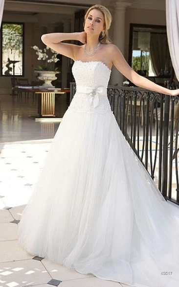 Bow Appliqued Strapless Tulle A-Line Wedding Dress