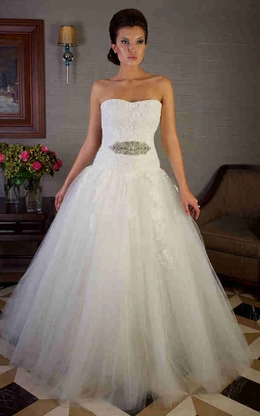 Tulle Ball Gown Wedding Dress with Appliques and Strapless Neckline Floor-Length and Elegant