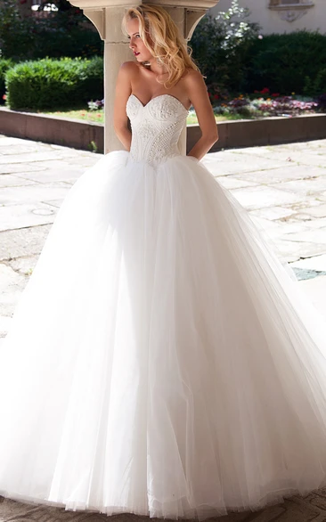 Sweetheart Sleeveless Tulle Ball Gown Wedding Dress with Beading Unique Bridal Gown