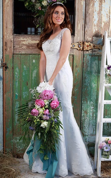 Floor-Length V-Neck Sleeveless Lace Wedding Dress With Appliques Unique Bridal Gown for Women