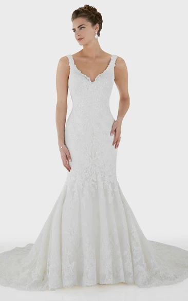 Lace Appliqued Trumpet Wedding Dress with V-Neck and Court Train