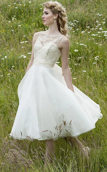 Sleeveless Chiffon Wedding Dress with Appliques and Scoop Neckline