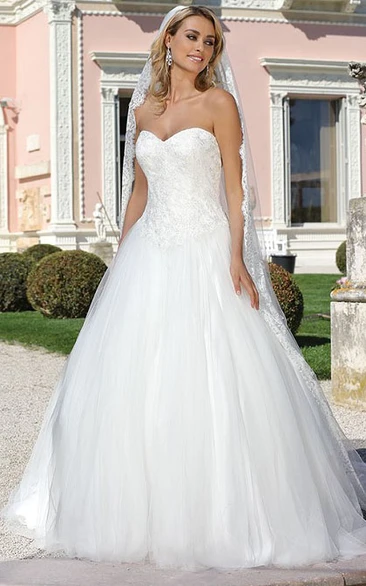 Sweetheart Tulle Ball Gown Wedding Dress with Appliques Floor-Length