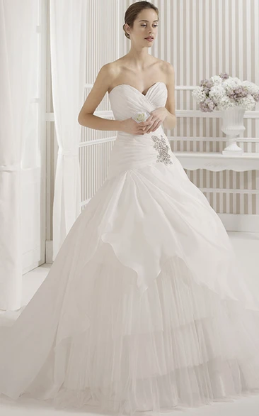 Long Tiered Tulle Ball Gown Wedding Dress with Sweetheart Neckline Classic Bridal Gown