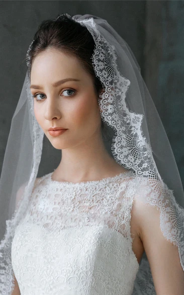 Short Bridal Veil with Tulle and Lace Applique