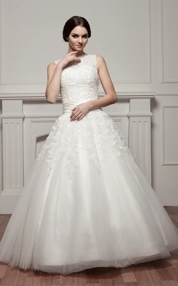 Lace Tulle Ball Gown Wedding Dress with Appliques Sleeveless Bateau-Neck