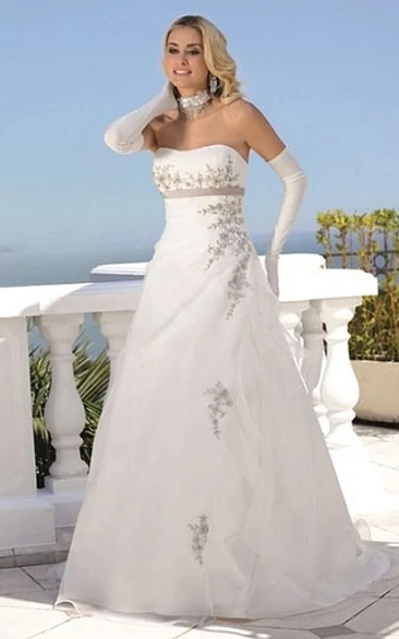 Maxi Strapless Tulle Wedding Dress with Appliques and Brush Train