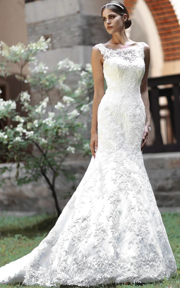 Lace Appliqued Trumpet Wedding Dress with Scoop Neck and Floor-Length