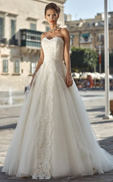 Sleeveless Tulle A-Line Wedding Dress with Sweetheart Neckline and Appliques