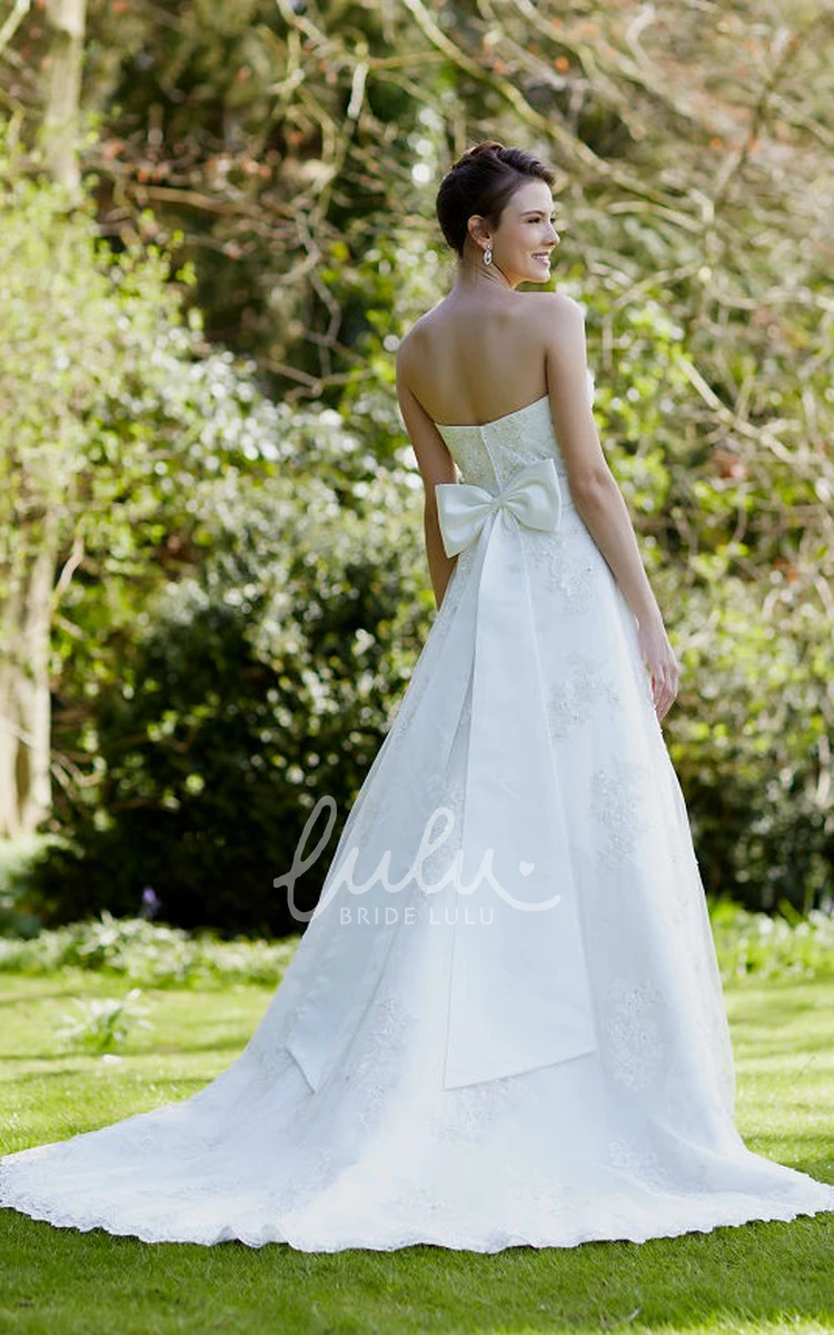 Sleeveless Lace A-Line Wedding Dress with Sweetheart Neckline and Bow Detail