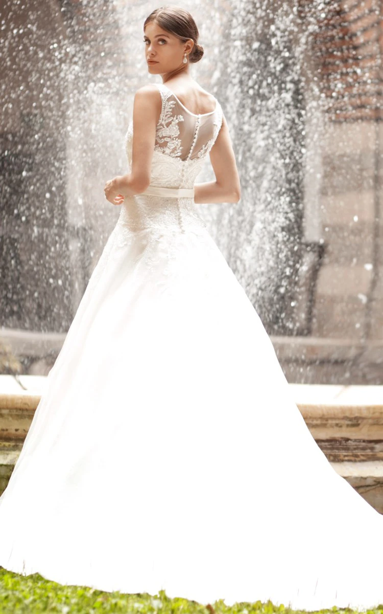 A-Line Tulle&Lace Appliqued Wedding Dress with Scoop Neck and Long Sleeves