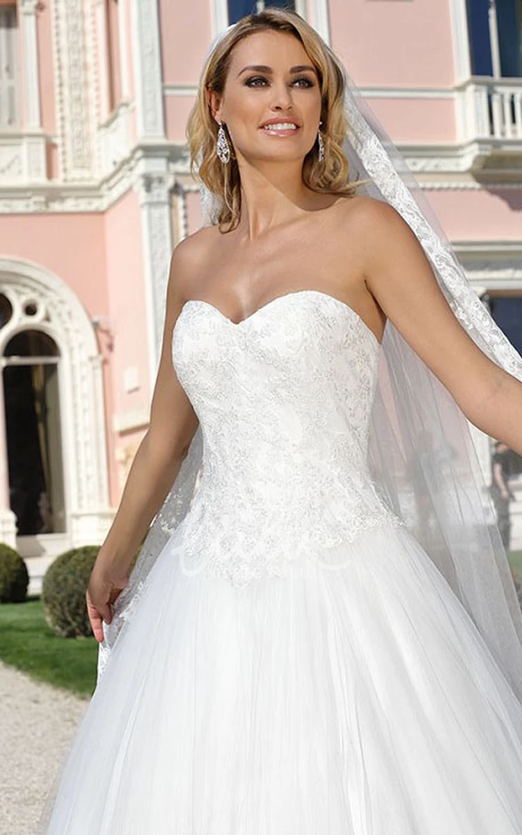 Sweetheart Tulle Ball Gown Wedding Dress with Appliques Floor-Length